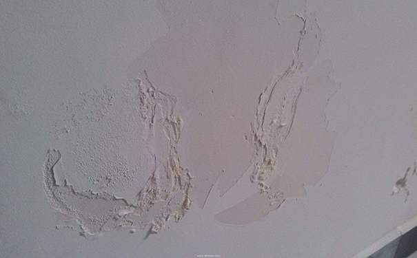 衛(wèi)生間門(mén)口墻面滲水返堿是什么原因?怎么處